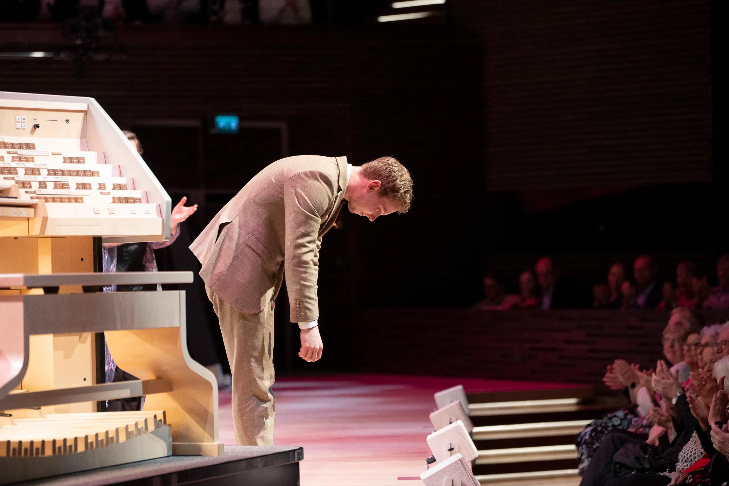 Eerik Ohtamaa soittaa urkuja, Musiikkitalon urut, Sibelius-Akatemian sinfoniaorkesteri, kapellimestari Nazanin Aghakhani