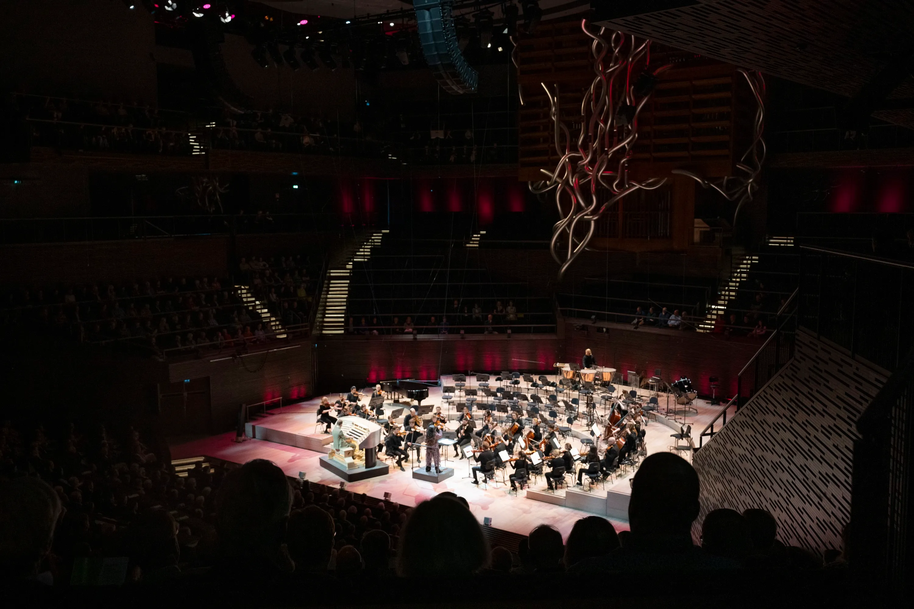 Eerik Ohtamaa soittaa urkuja, Musiikkitalon urut, Sibelius-Akatemian sinfoniaorkesteri, kapellimestari Nazanin Aghakhani