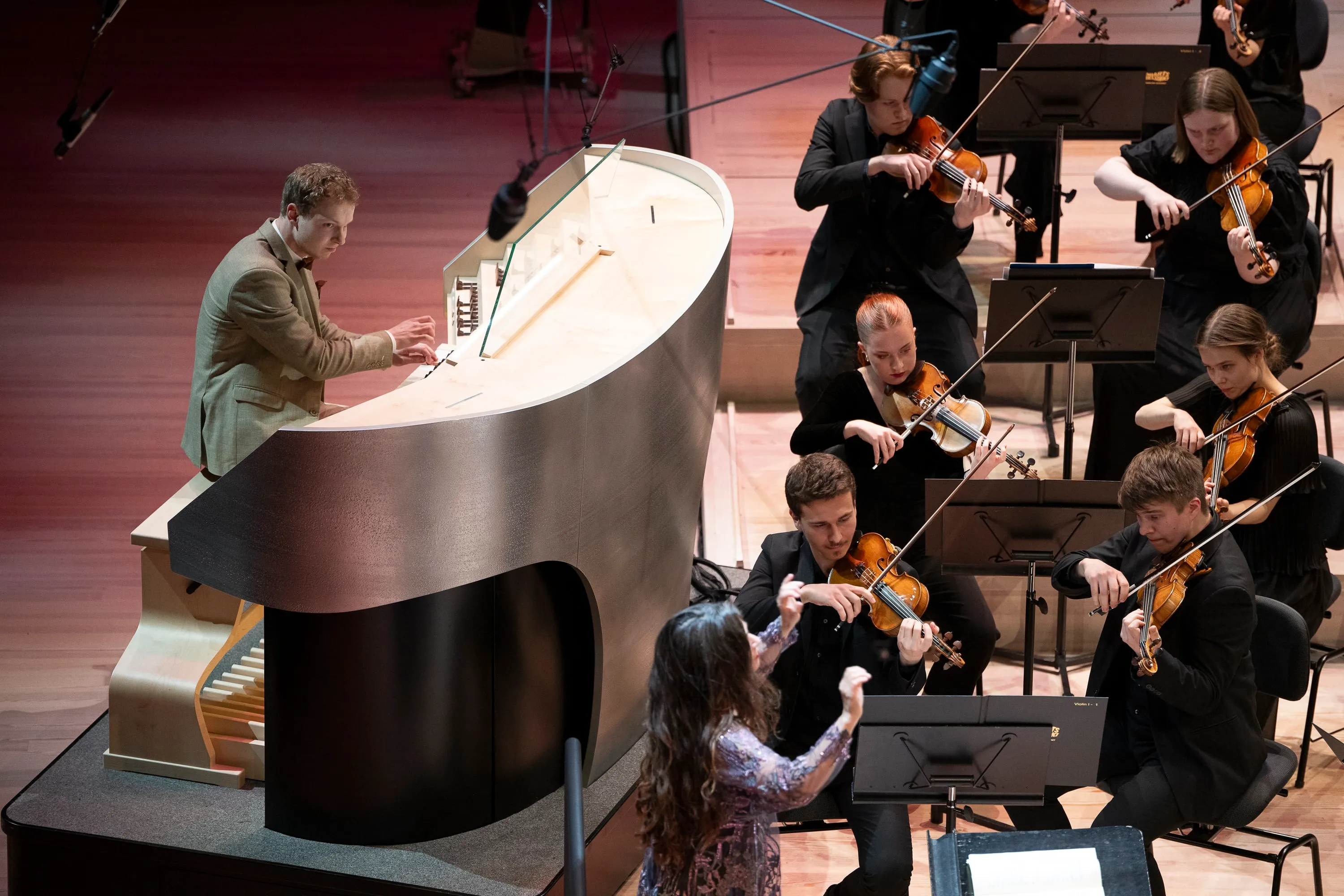 Eerik Ohtamaa soittaa urkuja, Musiikkitalon urut, Sibelius-Akatemian sinfoniaorkesteri, kapellimestari Nazanin Aghakhani