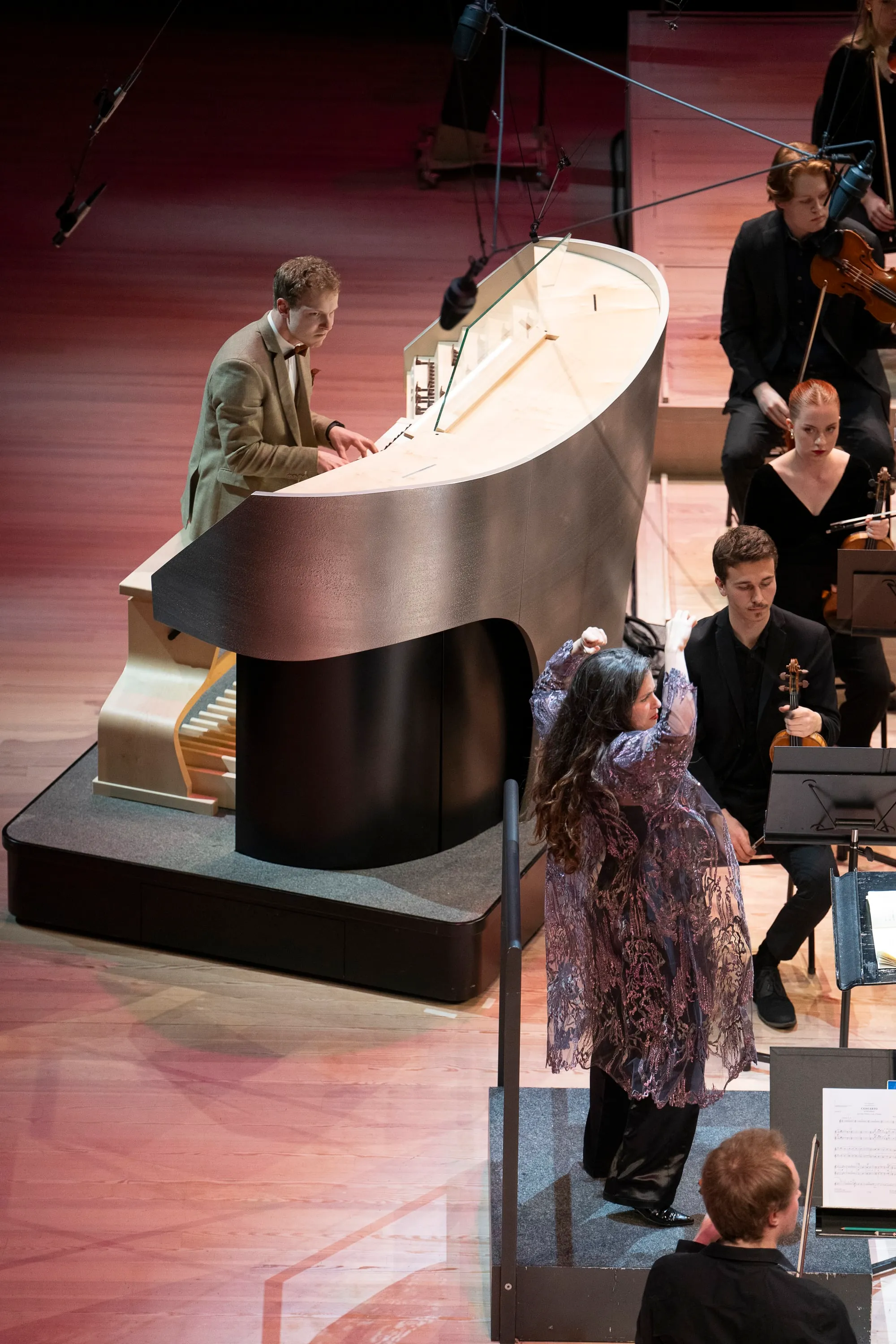 Eerik Ohtamaa soittaa urkuja, Musiikkitalon urut, Sibelius-Akatemian sinfoniaorkesteri, kapellimestari Nazanin Aghakhani